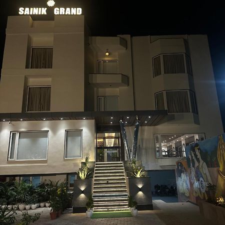 Hotel Sainik Grand Varanasi Exterior foto