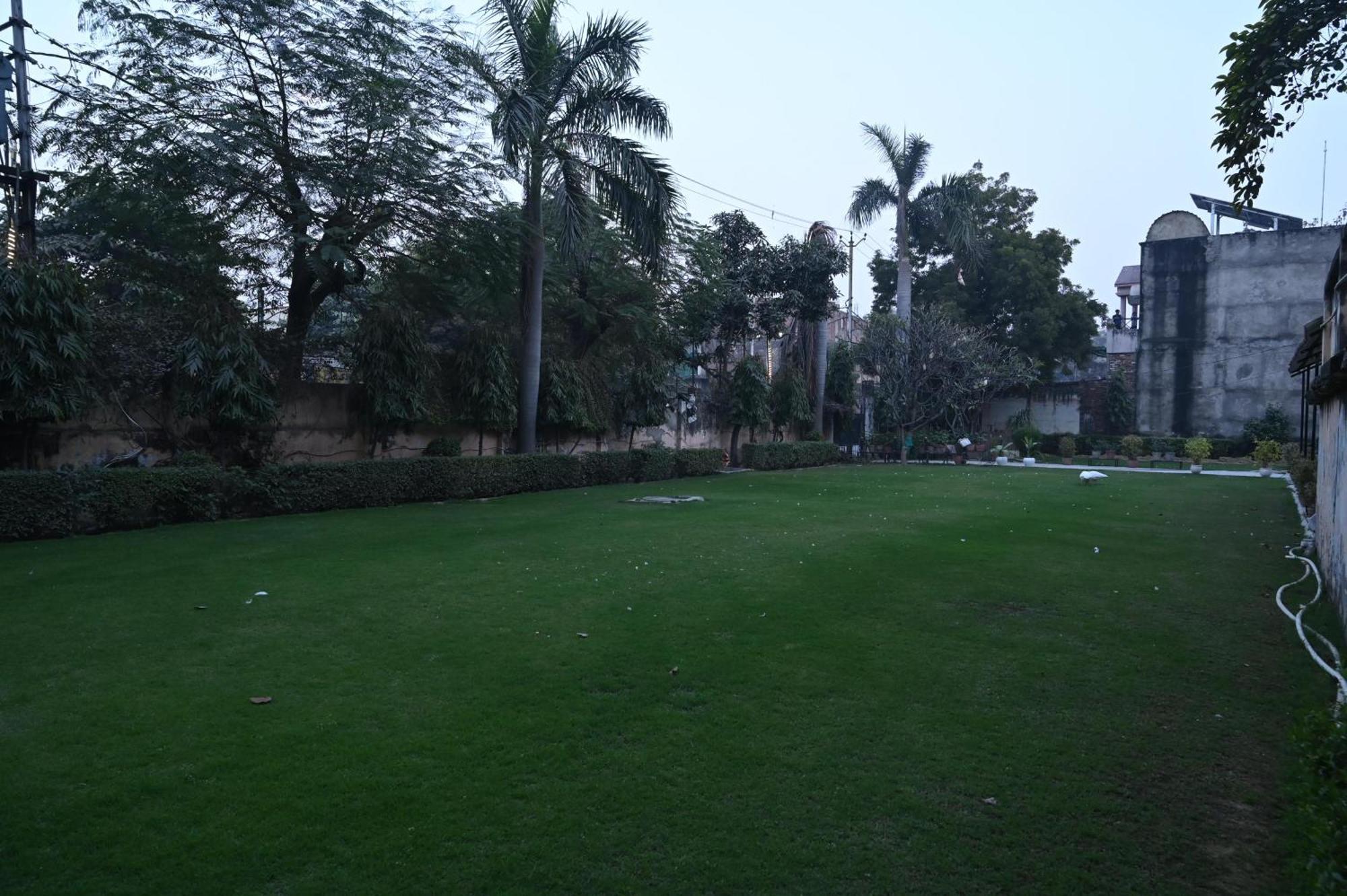 Hotel Sainik Grand Varanasi Exterior foto