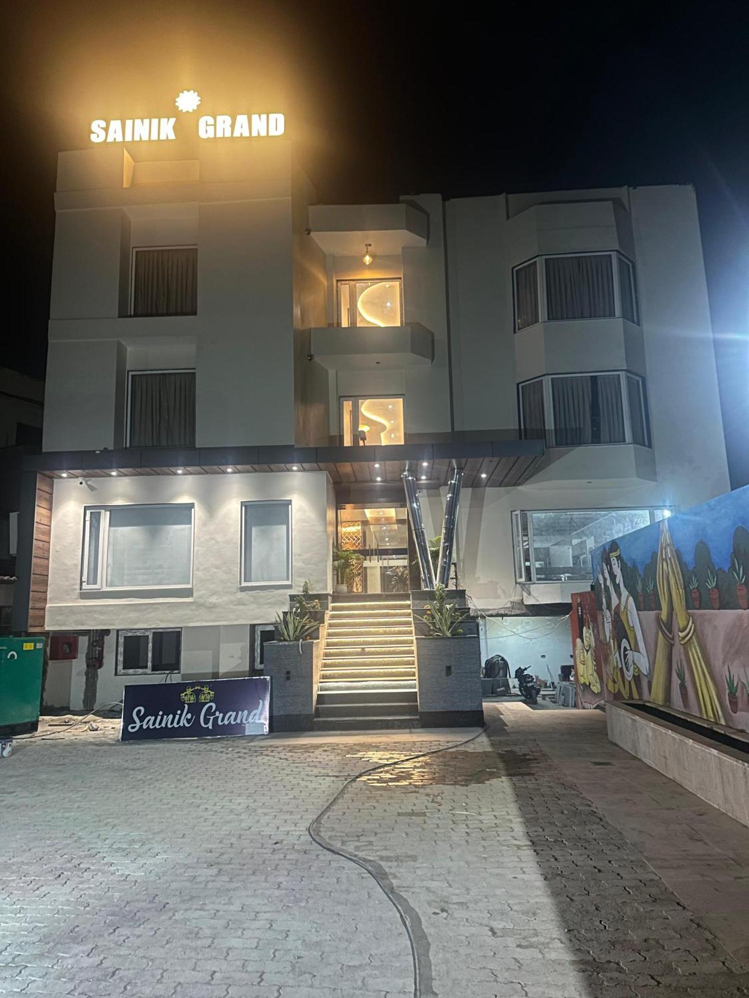 Hotel Sainik Grand Varanasi Exterior foto