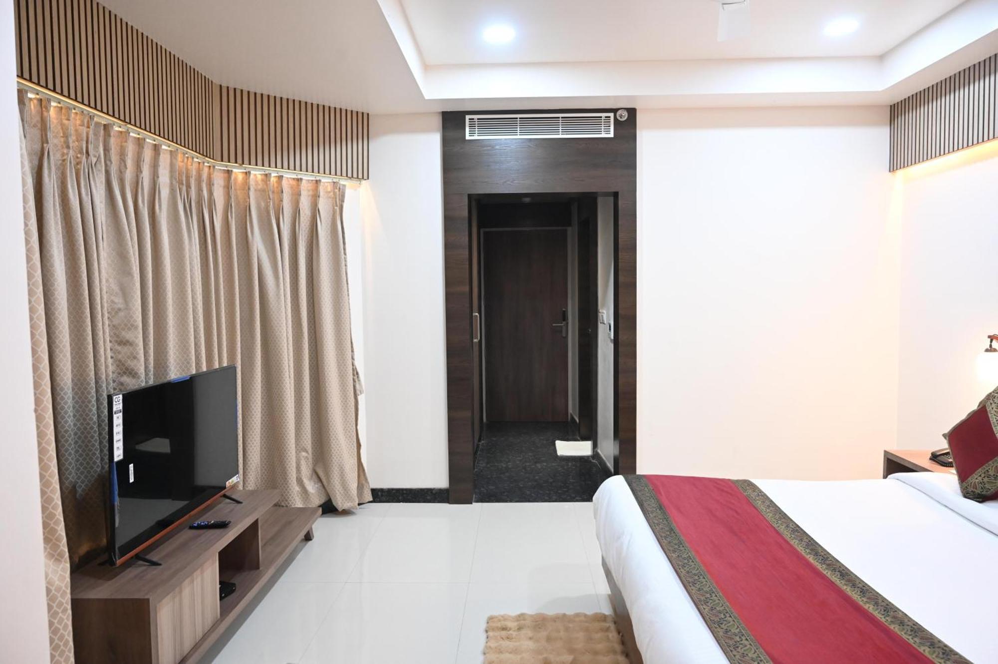 Hotel Sainik Grand Varanasi Exterior foto
