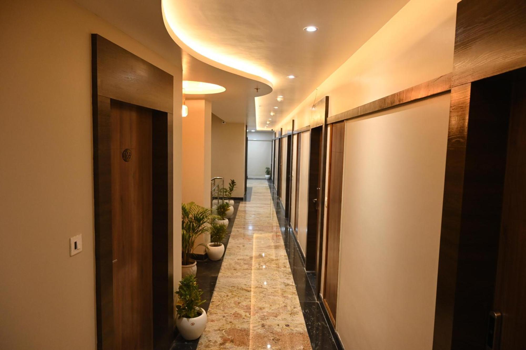 Hotel Sainik Grand Varanasi Exterior foto