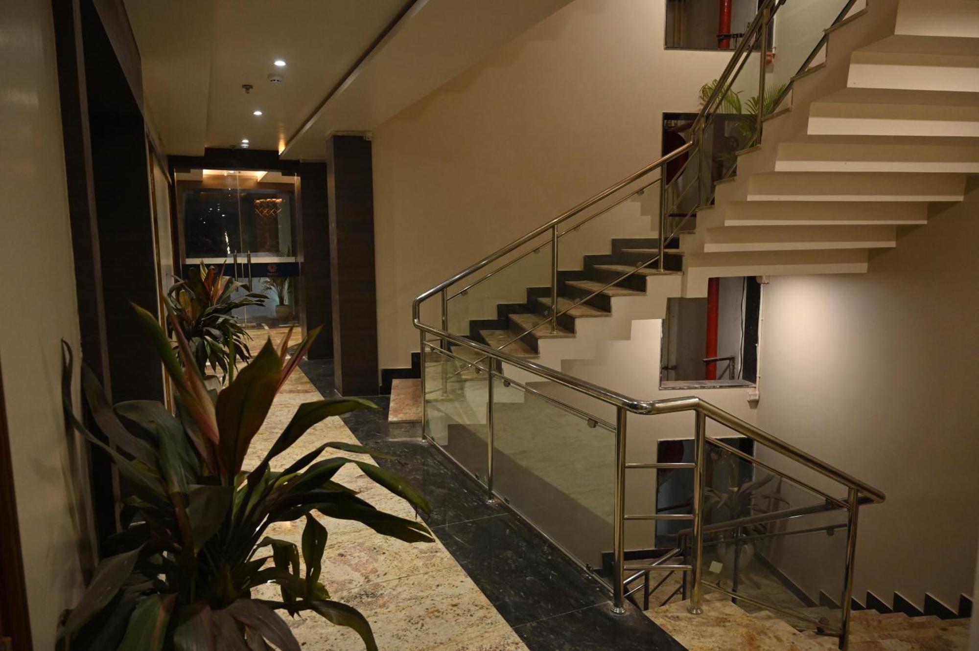 Hotel Sainik Grand Varanasi Exterior foto