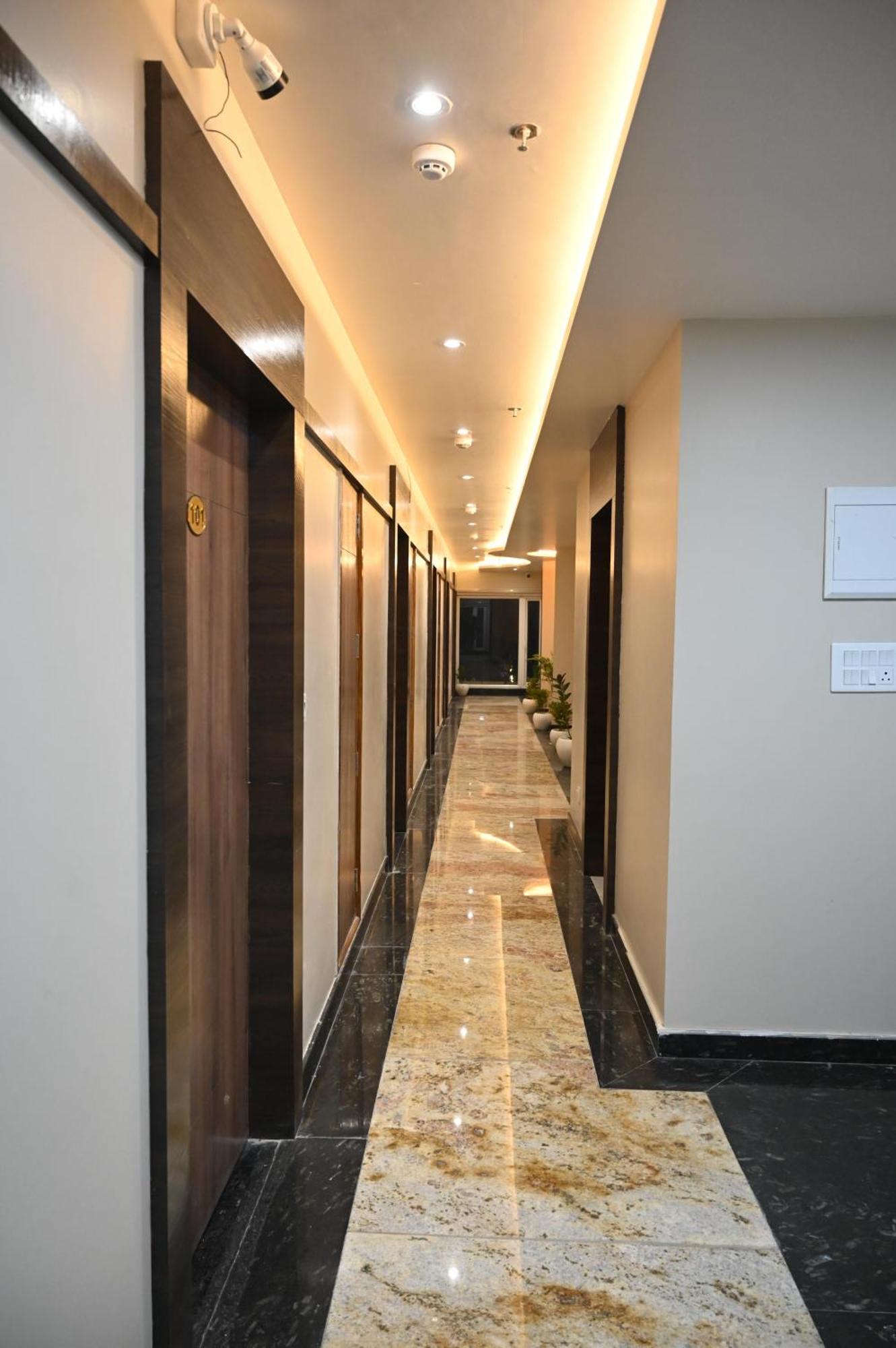 Hotel Sainik Grand Varanasi Exterior foto
