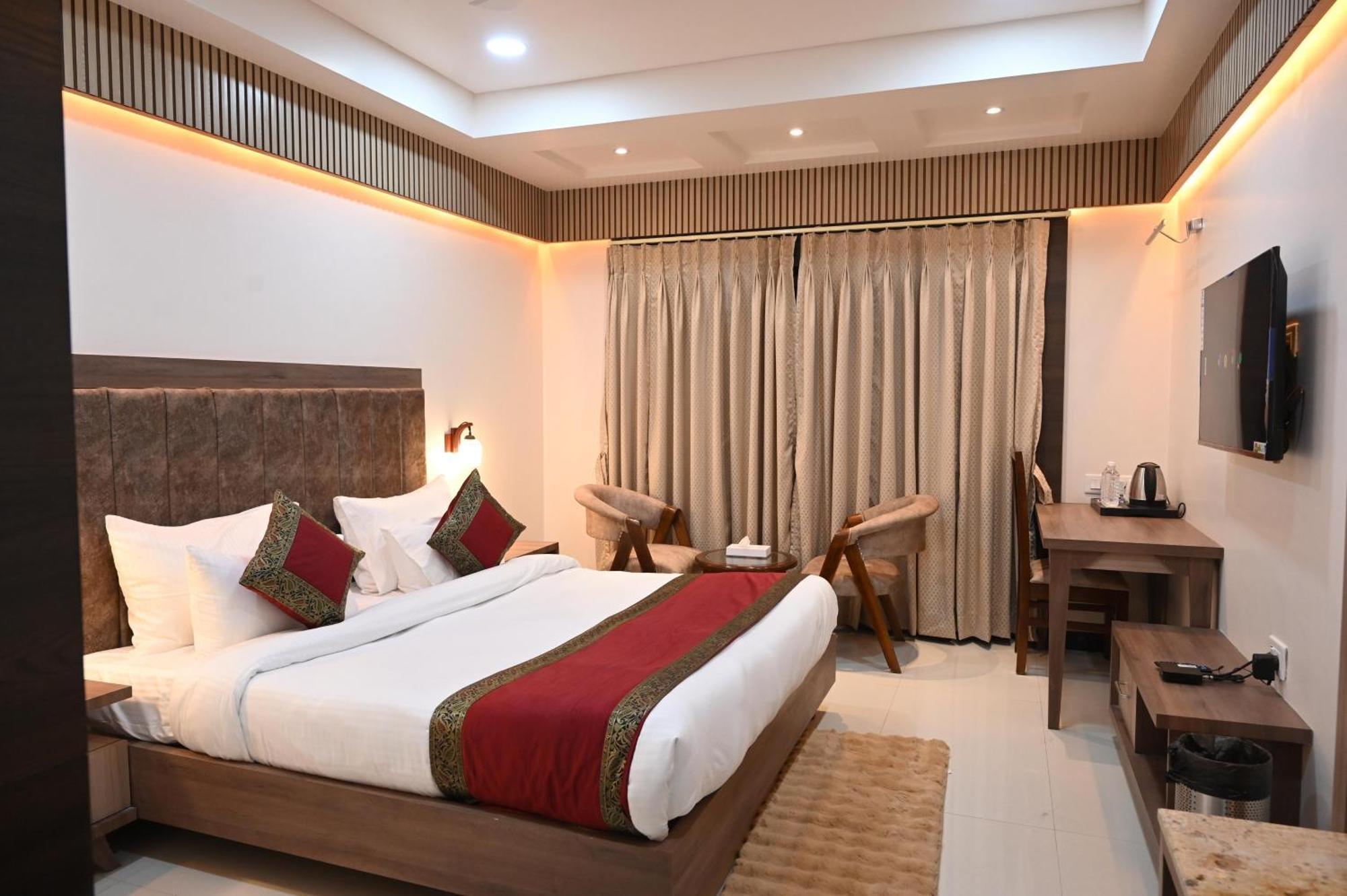 Hotel Sainik Grand Varanasi Exterior foto