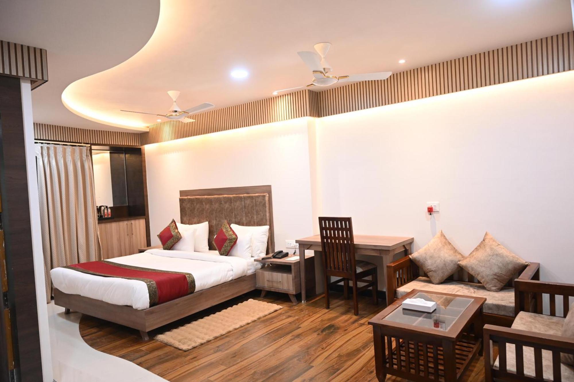 Hotel Sainik Grand Varanasi Exterior foto