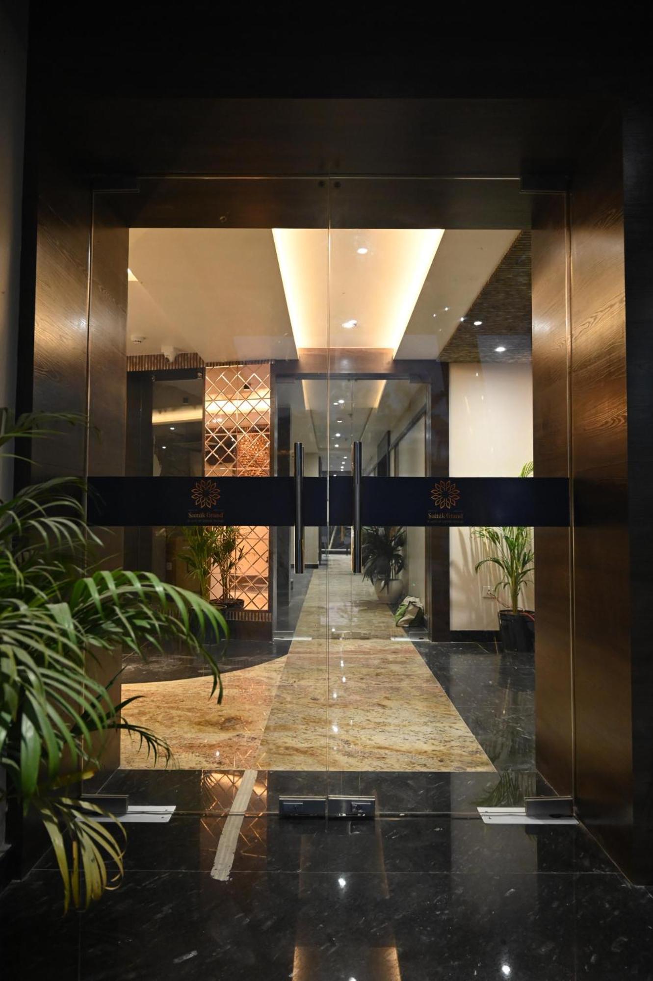 Hotel Sainik Grand Varanasi Exterior foto