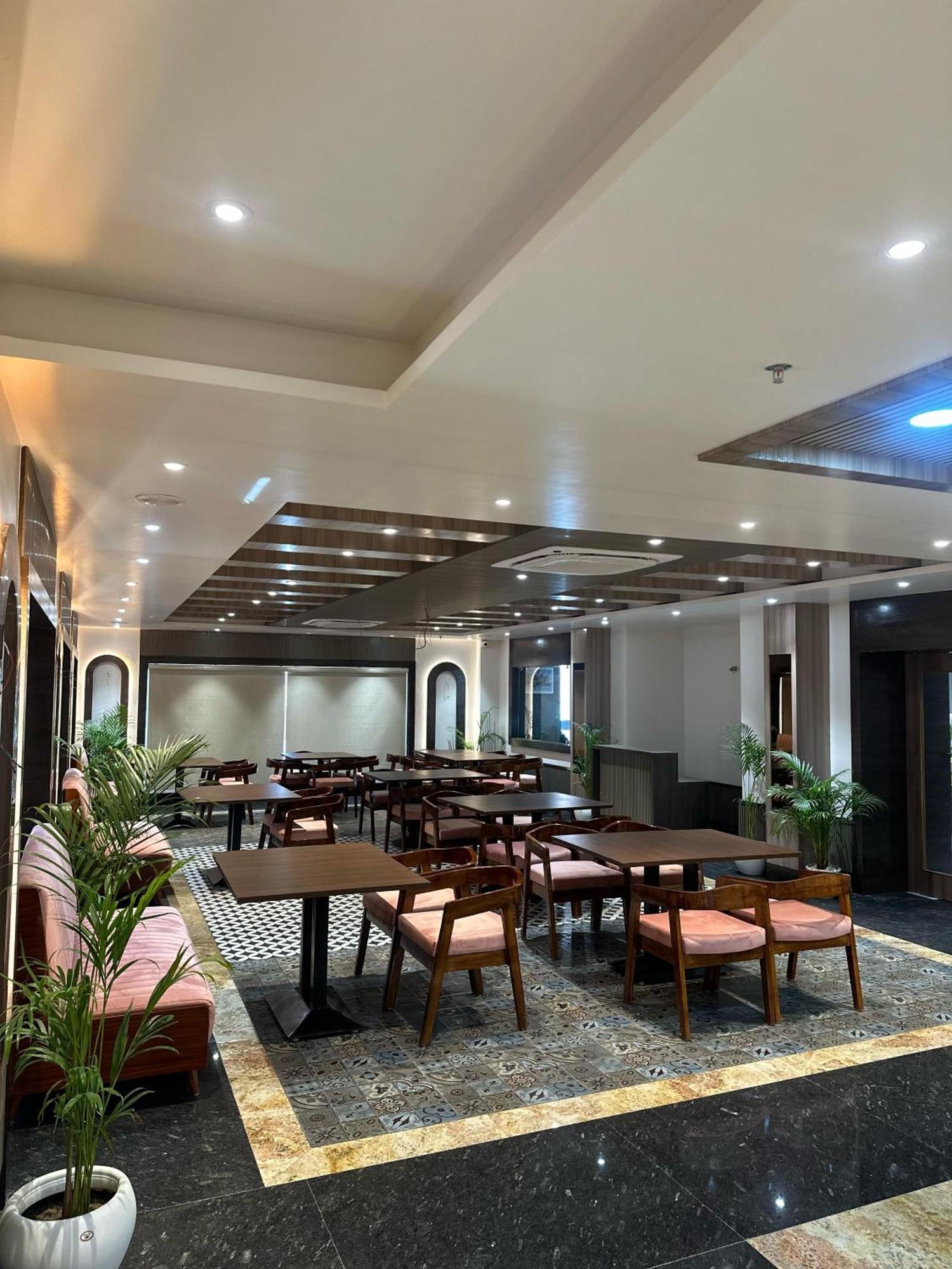 Hotel Sainik Grand Varanasi Exterior foto