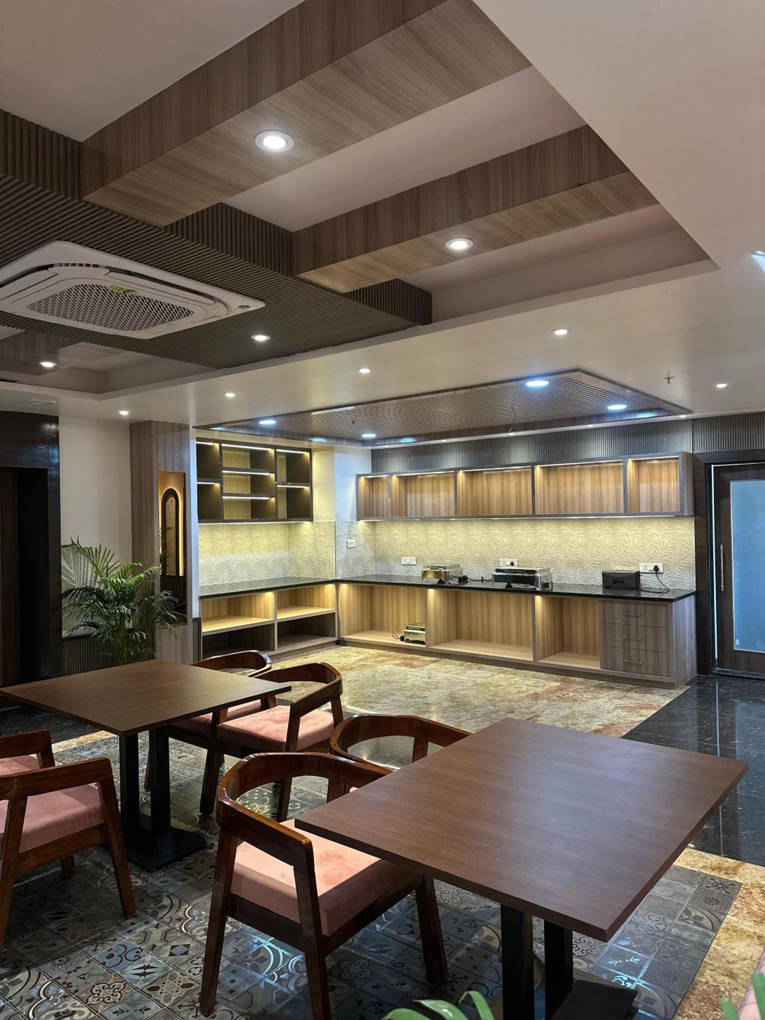 Hotel Sainik Grand Varanasi Exterior foto