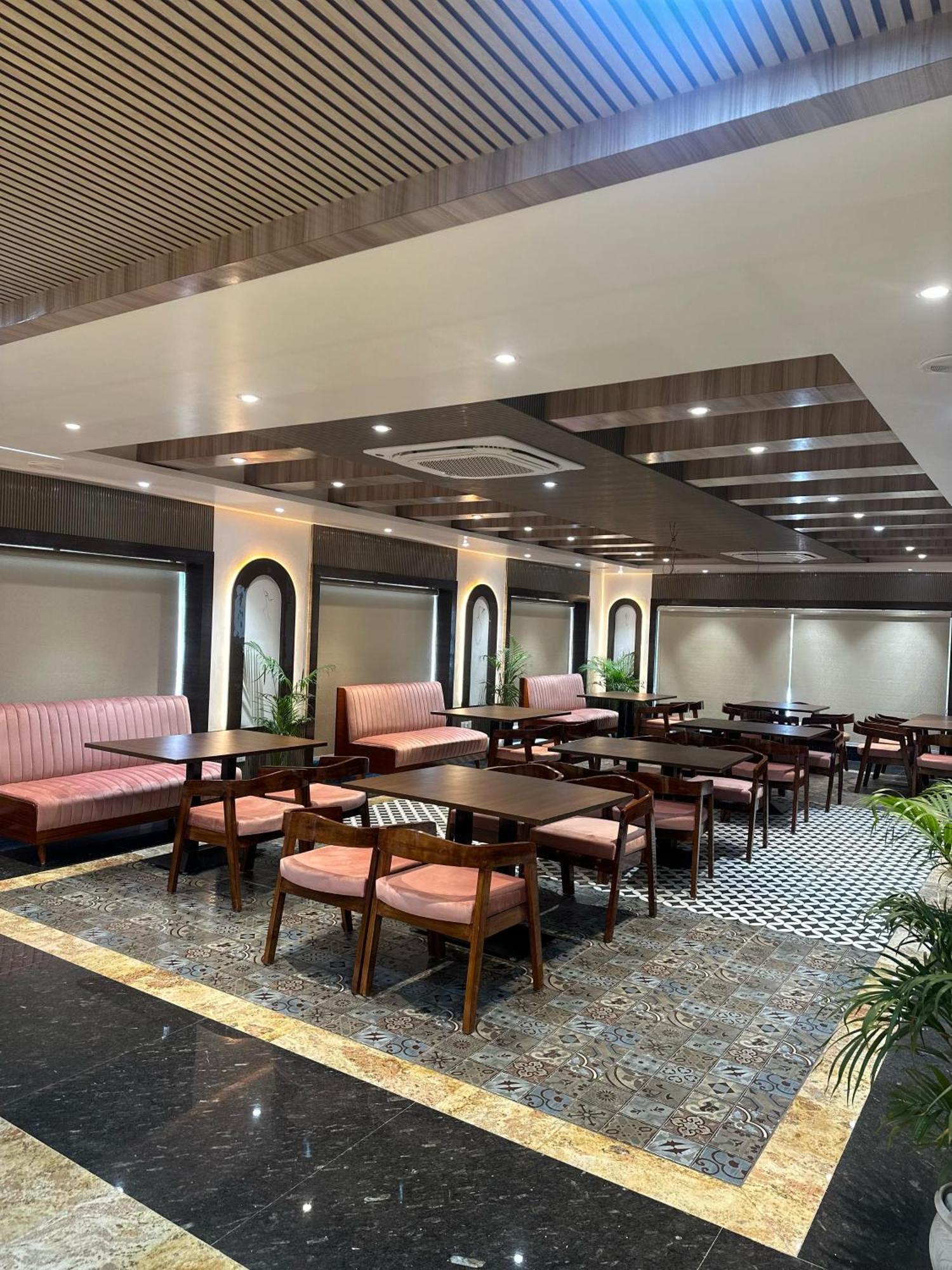 Hotel Sainik Grand Varanasi Exterior foto