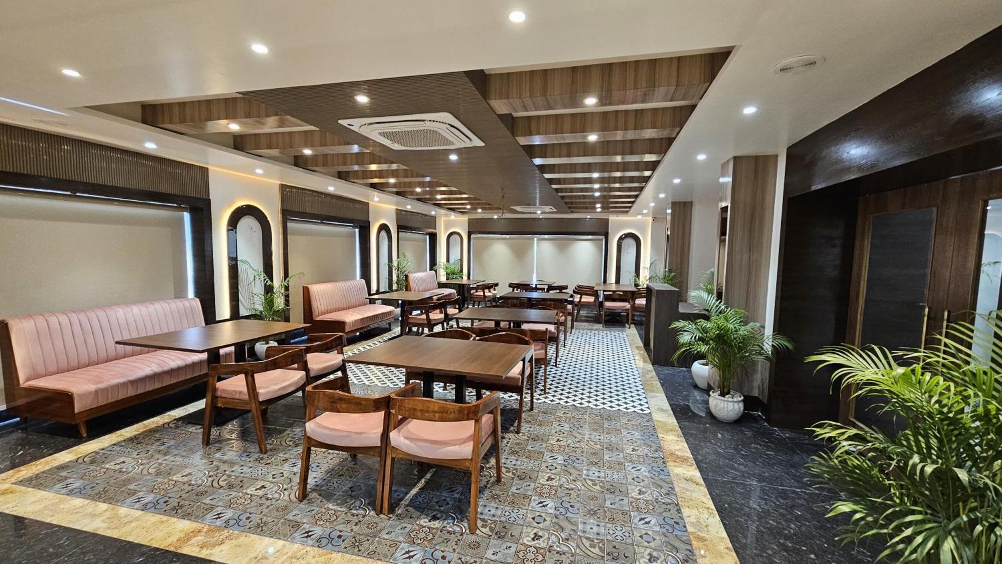 Hotel Sainik Grand Varanasi Exterior foto
