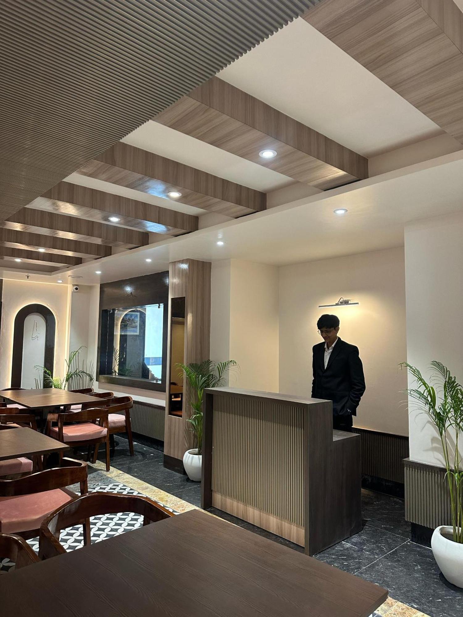 Hotel Sainik Grand Varanasi Exterior foto