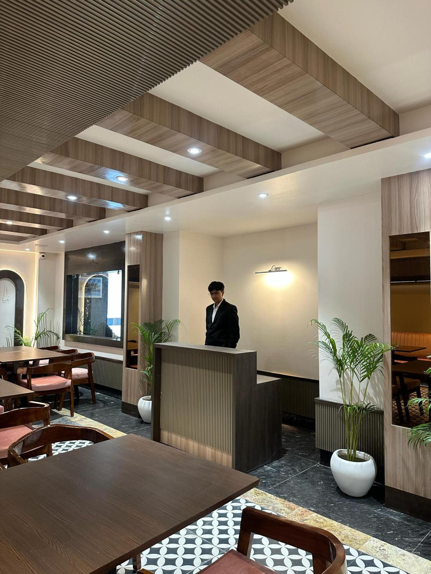 Hotel Sainik Grand Varanasi Exterior foto