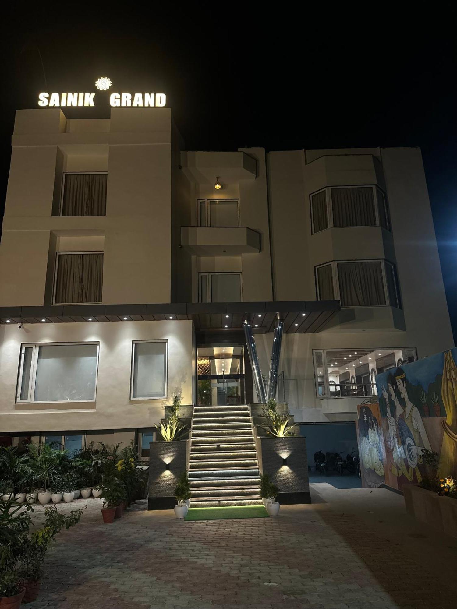 Hotel Sainik Grand Varanasi Exterior foto
